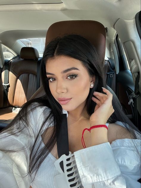 Selfie In Car Aesthetic, Car Pictures Instagram Selfie, Selfie Poses Car, Selfie Car Ideas, Selfie Poses In Car, Car Aesthetic Selfie, Selfie Ideas In Car, Selfie In Car Ideas, Selfies In Car