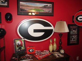 Georgia Bulldog Fan's Office...AKA Man-Cave! - traditional - home office - atlanta - by Bella Cosa Home Designs, LLC Georgia Bulldog Room, Man Cave Ideas Room, Georgia Bulldogs Decor, Geek Man Cave, Classy Man Cave, Football Man Cave, Bulldog Decor, Traditional Home Office, Georgia Dawgs