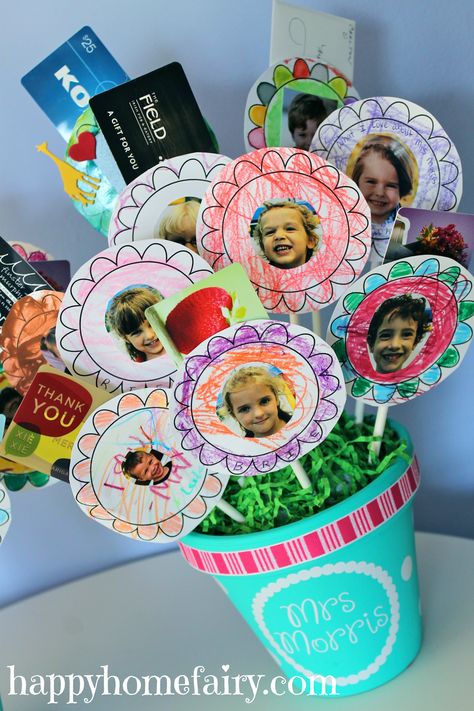 Teacher gift idea: a DIY gift card bouquet! Back To School | Teacher Appreciation | SampleHouse Teacher Gifts From Class, Teacher Birthday Card, Card Bouquet, Gift Card Bouquet, Happy Home Fairy, Diy Mother's Day Crafts, Teacher Wedding, Teacher Gift Ideas, Teacher Gift Card