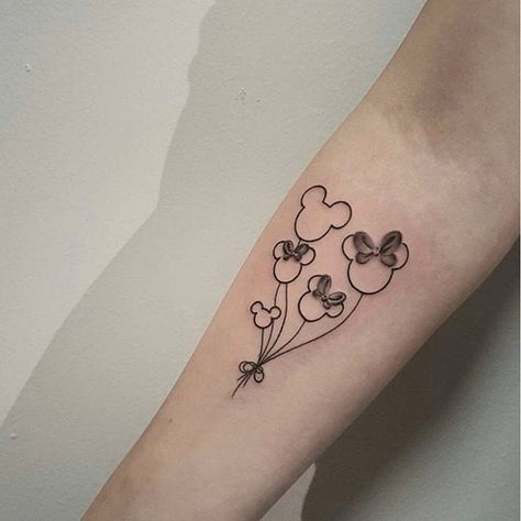 Disney balloon tattoo Mama Tattoos, Minnie Tattoo, Tattoos Heart, Mickey Tattoo, Bestie Tattoos, Tattoo Disney, Balloon Tattoo, Mouse Tattoos, Disney Tattoo