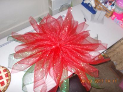 Poinsettia Wreath Tutorial Deco Mesh, Deco Mesh Poinsettia Wreath, Mesh Poinsettia Wreath, Poinsettia Wreath Tutorial, Poinsettia Decorations, Diy Poinsettia, Patriotic Door Decorations, Mesh Projects, Mesh Crafts