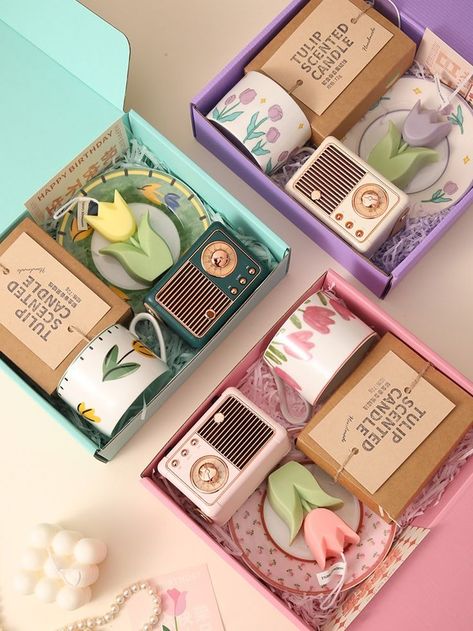 DIY gifts are a great way to show thoughtfulness and creativity. Here are some ideas across different skill levels and interests: Gift Ideas For Artists, Gifts For Artists, Soya Mumu, Personalised Gifts Diy, Gift Box Design, Gift Inspo, Diy Birthday Gifts, Mua Sắm, Gift Packs