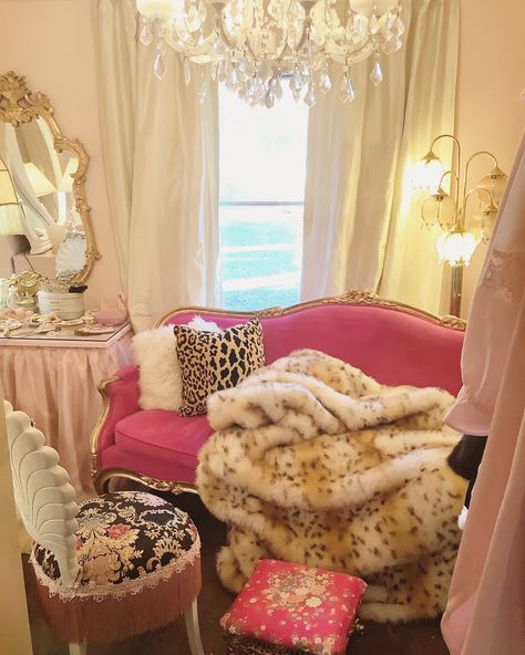 Vintage Glamour Decor Bedroom, Eclectic Feminine Decor, Old Hollywood Glam Room, Glam Life Aesthetic, French Retro Bedroom, Vintage Glamour Aesthetic Bedroom, Classy Pink Bedroom, Eclectic Room Aesthetic, Old Hollywood Glam Interior Design