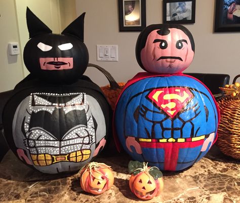 Superhero Pumpkin, Superman Pumpkin, Batman Pumpkin Carving, Pumpkin Painting Halloween, Batman Pumpkin, Character Pumpkins, Scary Halloween Pumpkins, Pumpkin Decorating Contest, Painting Halloween