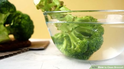 3 Ways to Clean Broccoli - wikiHow How To Clean Broccoli, Food Saver Hacks, Broccoli Leaves, Broccoli Crowns, Cabbage Worms, Eat Fresh, Healthy Vegetable, Fresh Broccoli, Food Saver