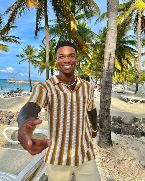 Black Men Holiday Outfit Summer, Black Men’s Holiday Outfit, Men Vacay Outfits, Mens Tropical Outfits, Man Vacation Outfits, Light Skin Men Outfits, Casual Outfits For Black Men, Men’s Vacation Style, Men’s Beach Outfits