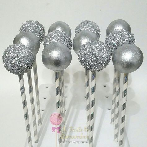 Sparkly silver sugar cake pops for anniversary Silver Cake Pops, Silver Frosting, Glitter Cake Pops, 18th Ideas, Silver Food, Disco Cake, White Cake Pops, Sparkle Cake, Birthday Sweets