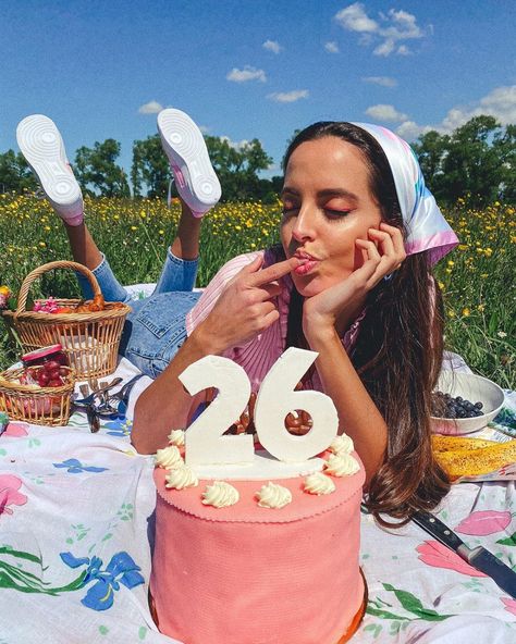 Boyfriend Surprises, Marta Sierra, Picnic For Two, Cake Photoshoot, Surprise Boyfriend, Cute Birthday Pictures, Party Photoshoot, Big Kiss, Picnic Birthday