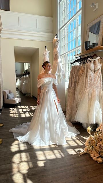 Ava Laurenne Bride on Instagram: "Romantic and billowy movement make for the most dreamy feels in this beauty 🤍 GOWN - “Aster” • • • florals and background by @gatheringsbymercer follow @avalaurennebride www.avalaurennebride.com #weddingdress #weddingdressinspiration #bridalshop #weddinginspiration #weddingdresses #bridegoals" Wedding Dresses With Movement, Wedding Dress Modern Minimalist, Dreamy Wedding Dress Romantic Elegant, Romantic Wedding Dress Flowy, Flowy Wedding Dress Whimsical, Wedding Gown Flowy, Classy Fall Wedding, Fall Wedding Dress, Dramatic Wedding Dress