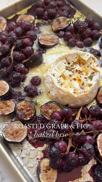 Baked Brie And Grapes, Baking With Wine, Fig Jam Crostini, Fig Appetizer Recipes, Fig Appetizer, Baked Brie Recipes, Roast In The Oven, Roasted Figs, Gourmet Appetizers