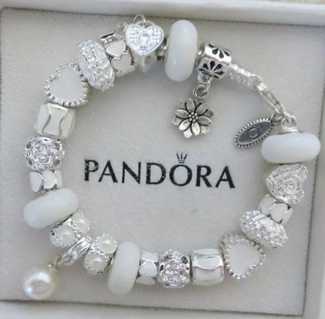 Pandora Bracelet Charms Ideas, Pandora Bracelet Designs, Bracelet With Charms, Pandora Jewelry Charms, Bracelet Pandora, Wrist Jewelry, Jewelry Accessories Ideas, Pandora Bracelet Charms, Bracelet Charms