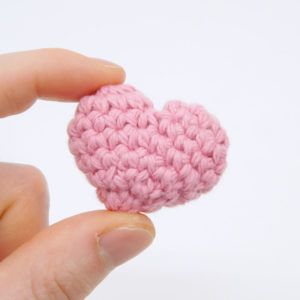 Crochet Mini Heart Pattern, Amigurumi Heart Free Pattern, Small Heart Crochet, Mini Crochet Heart, Crochet Heart Patterns, Club Crochet, Valentine Crochet, Large Crochet Hooks, Crochet Hearts