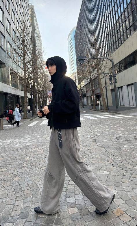 Male Outfits, City Boy, Street Snap, Mens Outfit Inspiration, Streetwear Aesthetic, Streetwear Outfits, Fashion Books, Everyday Style, Fitness Inspo