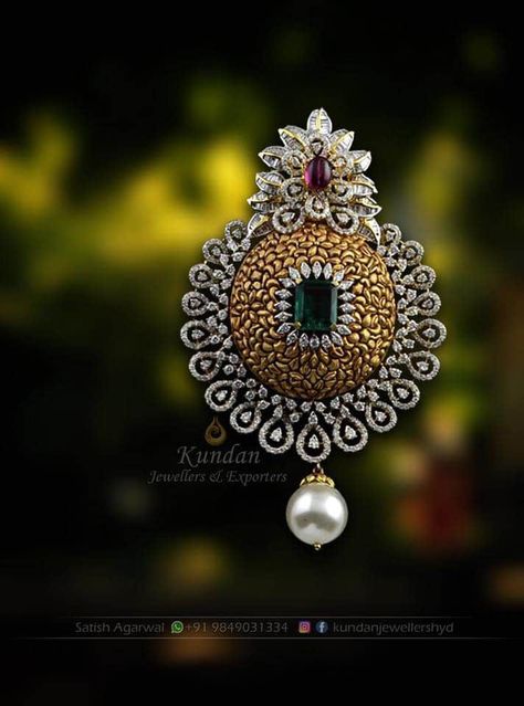 Gold Big Pendant Designs, Bangles Ideas, Antique Pendent, Big Earrings Gold, Diamond Pendant Jewelry, Bridal Diamond Necklace, Pendant Designs, Gold Pendent, Big Pendant