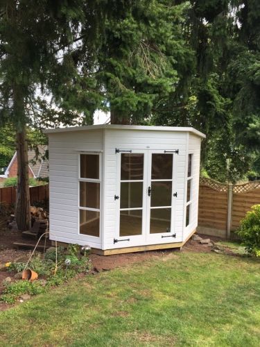 Corner Garden Room, Small She Shed Interiors, Small She Shed, Corner Shed, Small Summer House, Sheds Ideas Backyard, Shed Inspiration, Garden Huts, Corner Sheds