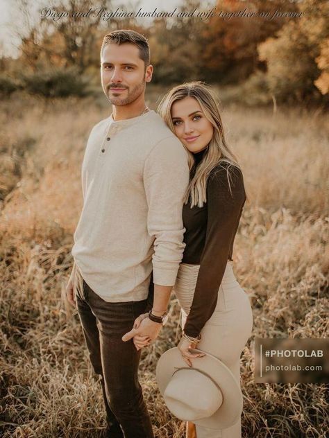 Posing Guide For Couples, Couple Poses Same Height Photo Ideas, Field Photoshoot Poses Couple, Fall Field Couples Pictures, Field Photoshoot Couples Fall, Field Couples Photoshoot, Couples Fall Photoshoot, Pre Nup Photoshoot, Fall Couple Outfits