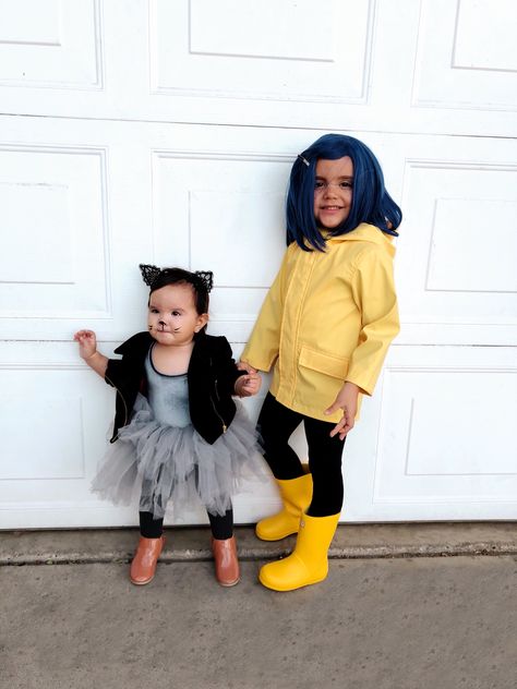 Coraline costume! 🎃  Toddler girl & baby girl  Coraline costume. Coraline & the cat coordinating sibling costumes. Coraline Family Costume, Diy Coraline Costume, Holloween Costumes For Kids, Creepy Doll Halloween Costume, Geeky Halloween Costumes, Sibling Costumes, Halloween Coraline, Coraline Halloween Costume, Costume Toddler Girl