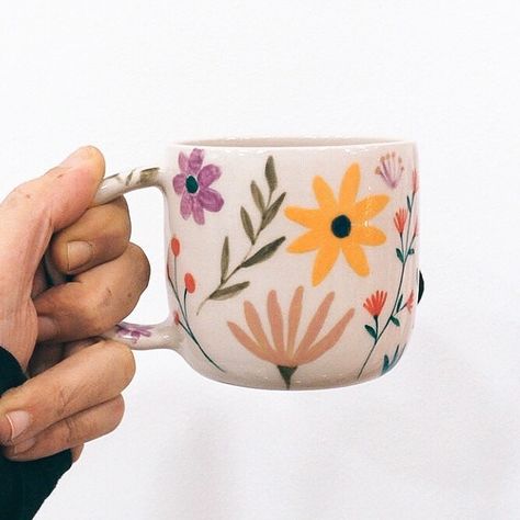 Mug Ideas, Ceramic Cafe, Diy Pottery Painting, Paint Your Own Pottery, Hand Painted Mugs, Pottery Painting Designs, Pottery Workshop, Tassen Design, Keramik Design