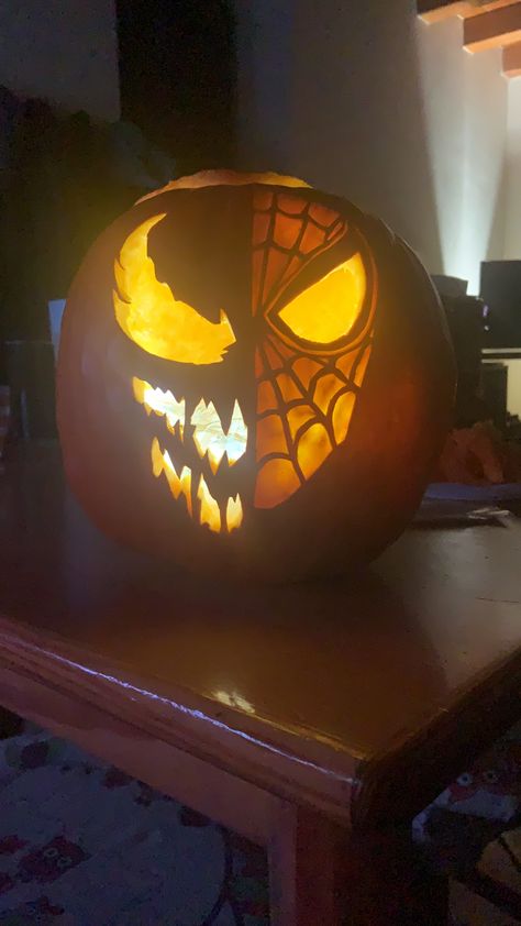 Spiderman Pumkin Carving, Carving Pumpkin Ideas Scary, Spiderman Jack O Lantern, Spider Man Jack O Lantern, Pumpkin Carving Ideas Jason, Venom Pumpkin Carving Ideas, Spiderman Jackolantern, Attack On Titan Pumpkin Carving, Pumpkin Carving Ideas Spiderman