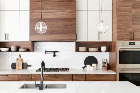 Walnut cabinetry, with white cabinetry and tile accents and black faucets. This look is simple and clean. Black White Kitchen Modern, Black Faucets, Black Modern Kitchen, Black White Kitchen, Walnut Kitchen, Mid Century Modern Kitchen, White Cabinetry, White Modern Kitchen, White Wolf