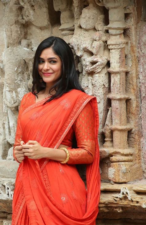 Sita Raman Photos Saree, Sita Raman Photos, Mrunal Thakur As Sita, Sita Mahalakshmi, Sita Mahalakshmi Sita Ramam, Sita Ramam Saree Looks, Sita Ramam Film Images, Sita Ramam Movie Blouse Designs, Mrunal Thakur Saree Sita Ramam