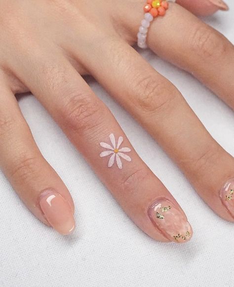 daisy :D White Wrist Tattoos, White Finger Tattoos, White Daisy Tattoo, Small White Tattoos, White Heart Tattoos, Small Daisy Tattoo, White Ink Tattoos, Flower Finger Tattoos, White Bird Tattoos