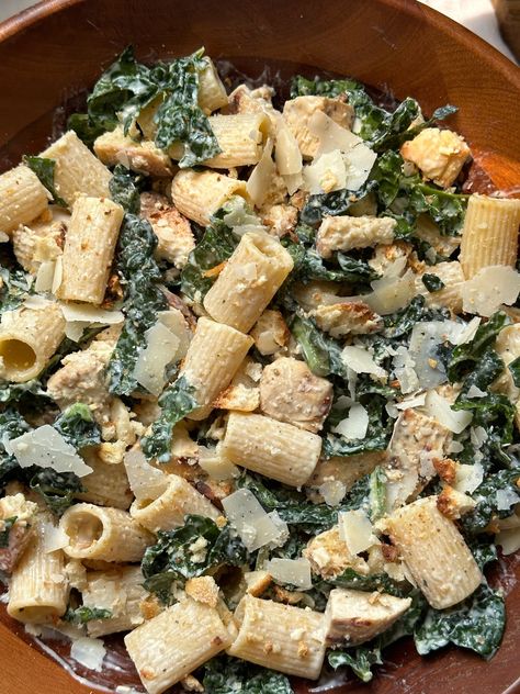 Healthy Lunch To Go, Kale Pasta Salad, Types Of Bowls, Spring Pasta Salad, Kale Chicken Salad, Kale Chicken, Chicken Caesar Pasta, Summer Pasta Dishes, Caesar Pasta Salad