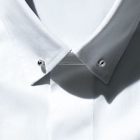 Tailored… #Dior #DiorHomme #white #whiteshirt #buttondown #buttondownshirt #collar #collarpin #silver #metallic #crisp #detail #precision #fashion #style #streetstyle #art #design #instafashion #instastyle #instadesign #instagood #instacool Menswear Details, Der Gentleman, Collar Pin, It Shirt, Collar Pins, Shirt Detail, Gentleman Style, Suit And Tie, Minimal Fashion