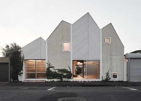 Zigzag roofs top RaeRae House extension by Austin Maynard Architects Kuala Lampur, Brick Siding, Melbourne House, House Extensions, Pitched Roof, Family House, Residential Architecture, Architect Design, Architecture House