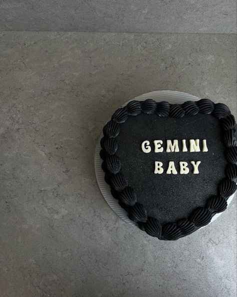 Gemini Birthday Aesthetic, Gemini Birthday Cake Ideas, Birthday Photoshoot Ideas Gemini, Heart Cake Gemini, Black Gemini Cake, Gemini Party, Gemini Bday Cake, Gemini Szn Photoshoot, Gemini Season Aesthetic