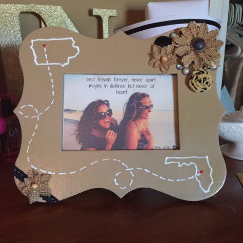 DIY best friends long distance picture frame Best Friends Long Distance, Best Friend Picture Frame, Friends Photo Frame, Monica's Apartment, Friends Long Distance, Distance Friendship Gifts, Photo Frame Diy, Long Distance Best Friend, Best Friend Picture