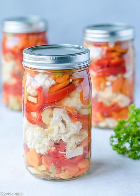 Canned Cauliflower Recipes, Canned Cauliflower, Pickles Cauliflower, Pickles Canning, Giardiniera Recipe, Canned Veggies, Vegetable Marinade, Pickled Fruit, Pickled Vegetables Recipe