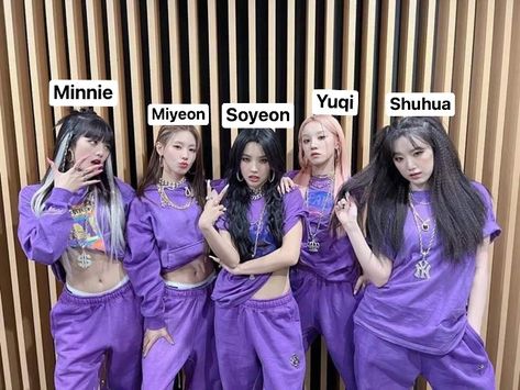 Black Hair Kpop, Group Pictures, Pop Bands, Korean Celebrities, Pose Reference Photo, Group Photos, Korean Idol, G I Dle, Kpop Groups