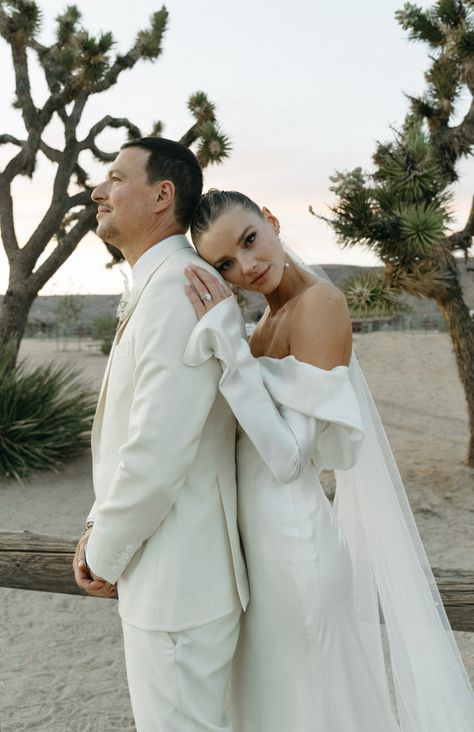 Fotoshooting Ideas, California Desert Wedding, Joshua Tree Wedding, Wedding Portrait Poses, Wedding Picture Poses, Shotting Photo, Wedding Photography Styles, Wedding Photos Poses, Photo Style