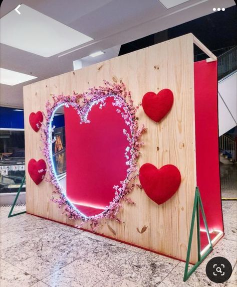 Heart Centerpieces, Valentines Drawings, Valentine Photo Backdrop, Church Valentines, Valentines Day Art, Valentines Vintage, Valentine Backdrop, Photo Booth Design, Valentine Art Projects