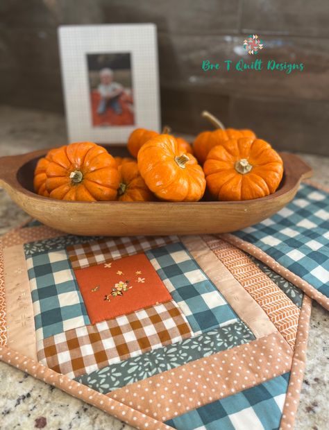 Casserole Dish Hot Pad- Quilted Gift For Christmas - Bre T Quilt Designs Quilted Hotpad Patterns, Casserole Hot Pad Pattern, Hot Pads Diy, Casserole Hot Pad, Quilted Hot Pads, Quilted Potholder Pattern, Christmas Potholders, Quilted Potholders, Sewing Machine Projects