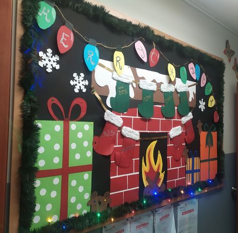 Christmas Fireplace Bulletin Board, Christmas Chimney Bulletin Board Ideas, Christmas Display Classroom, Christmas Art Display Classroom, Christmas Display Boards School, Christmas Wall Displays Classroom, Christmas Display Ideas Nursery, Christmas Display Board Ideas, Christmas Art Display