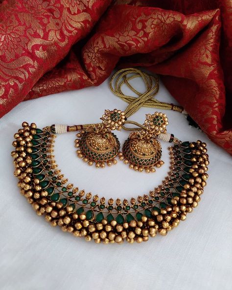 Nayan Choker With Matching Jhumkas ~ South India Jewels Saree With Choker Necklace, Saree Jewellery Necklaces, Small Choker Necklace Indian, Latest Choker Necklace Designs, India Earings, Jewellery For Saree, Jwellary Design, Bijoux Art Nouveau, Antique Necklaces Design