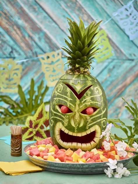 Tiki Watermelon Carving, Tiki Party Appetizers, Tiki Bar Appetizers, Tiki Party Food Ideas, Tiki Birthday Cake, Luau Centerpiece Ideas, Diy Tiki Decorations, Halloween Luau, Tiki Food