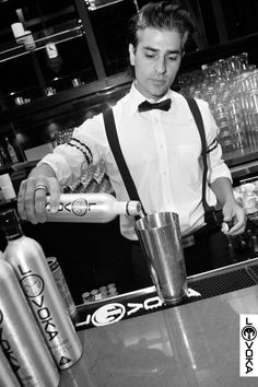 1920s speakeasy bartender - Google Search Bartender Uniform, Bar Uniform, Look Gatsby, Bartender Outfit, Bar Clothes, 1920s Speakeasy, Speakeasy Party, Waiter Uniform, Restaurant Uniforms