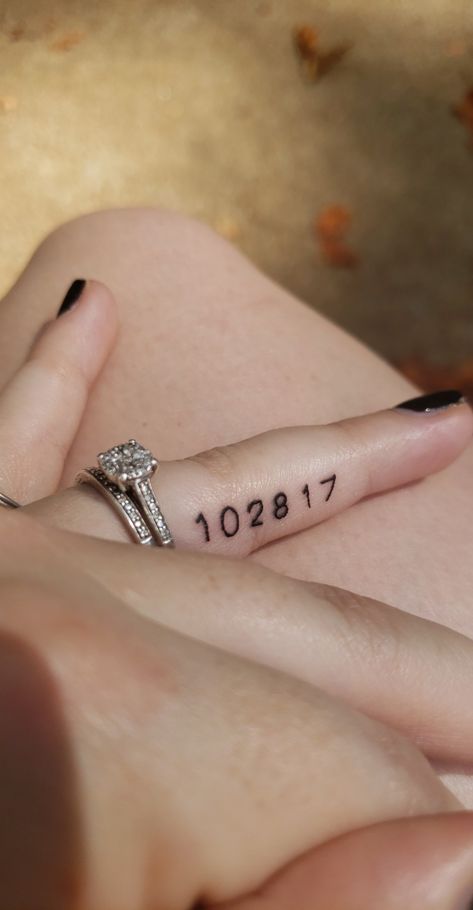 Memorial Finger Tattoo, Numbers On Fingers Tattoo, Wedding Date Tattoo Finger, Date Finger Tattoo, Wedding Finger Tattoo, Wedding Date Tattoo, Couple Ring Finger Tattoos, Wedding Date Tattoos, Side Finger Tattoos