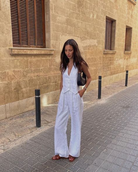 How To Style Linen Pants, Italian Summer Outfits, Linen Pants Outfit, Chique Outfit, Honeymoon Outfits, Europe Outfits, Chique Outfits, White Linen Pants, Italy Outfits