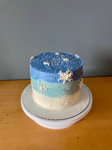 Winter themed cake. Piped meringue snowflakes on parchment to freeze. Meringue Snowflakes, Piped Meringue, Cake With Blueberry Filling, Winter Themed Cake, Cake Winter, Blueberry Filling, Layered Cake, Swiss Meringue, New Cake