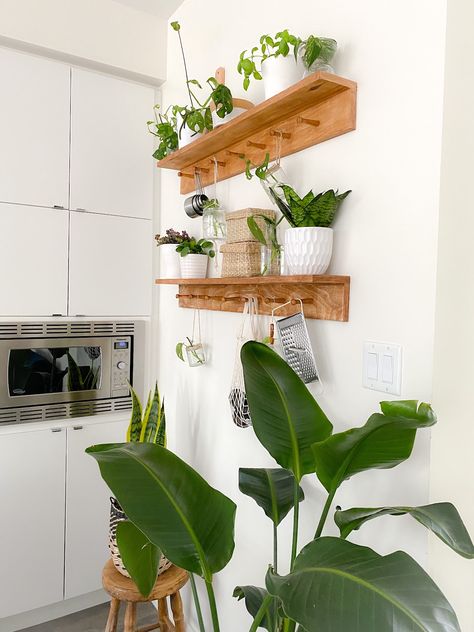 DIY peg shelf - Hana's Happy Home Peg Hook Entryway, Peg Shelf, Wood Edging, Interesting Decor, Diy Knobs, Shaker Pegs, Coat Rack Shelf, Green Diy, Plant Shelf