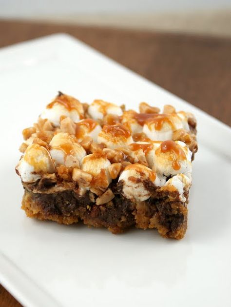 9 layer magic cookie bars - graham cracker, chocolate chips, coconut, pecans, mini marshmallows, heath bar, caramel sauce.... wait... that's only seven. Layer Cookie Bars, Magic Cookie Bar Recipe, Magic Cookie Bars, Magic Bars, Holiday Party Foods, Cookie Bar Recipes, Easy Treats, Brownie Bar, San Francisco Bay