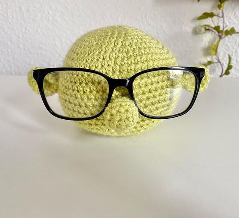 PATTERN NOW AVAILABLE on my Etsy store 😊🧶 link in bio #crochet #crochetaddict #crochetaddicted #crochetaddiction #crochetinspiration #yarnaddiction #crochetpattern #crochetpatterns Fathers Day Crochet Gifts, Glasses Holder Crochet, Crochet Glasses Holder, Crochet Gifts For Dad, Crochet Jewelry Holder, Quirky Crochet, Crochet Presents, Eye Glasses Holder, Fun Glasses