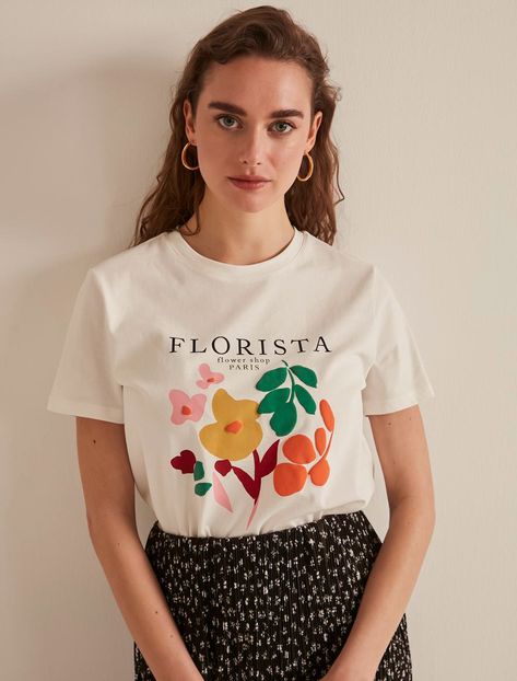 Florista Placement Print on Behance Tshirt Painting, Placement Print, Embroidery Tshirt, Tshirt Design Inspiration, Current Styles, Graphic Apparel, Fashion T Shirt, Textiles Fashion, Couture Fashion