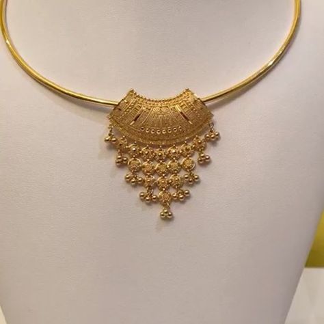 68 Likes, 8 Comments - VHV Jewellers (@vhvjewellers) on Instagram: “22 karat Necklace with classy pendant! Like mentioned before with this necklace you can change the…” Gold Jewels Design, Mommy Jewelry, Bridal Jewelry Vintage, Gold Jewelry Simple Necklace, Gold Necklace Simple, Gold Pendant Jewelry, Black Beaded Jewelry, Wedding Jewellery Collection, Golden Jewelry