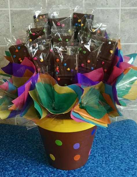 Cosmic brownie bouquet by sweeties bouquet:) Dumdum Bouquet, Brownie Bouquet, Cosmic Brownies, Candy Bouquets, Candy Crafts, Candy Bouquet, Diy Bouquet, Food Gifts, Gift Basket