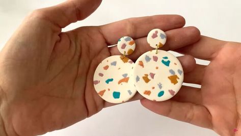 Beginners Polymer Clay Ideas, Hand Painted Polymer Clay Earrings Tutorial, Polymer Clay Jewelry For Beginners, Polymer Clay Beginner Tutorials, Cute Polymer Clay Earring Ideas, Clay Earrings Design Ideas, Sculpy Earrings Diy, How To Make Clay Earrings For Beginners, Easy Clay Earrings For Beginners